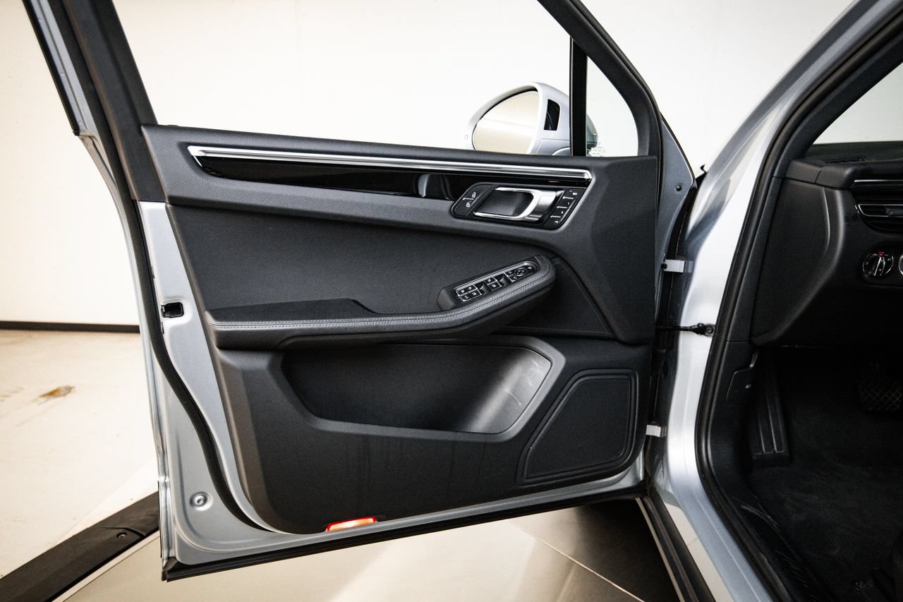 Certified 2023 Porsche Macan AWD/4WD image 23