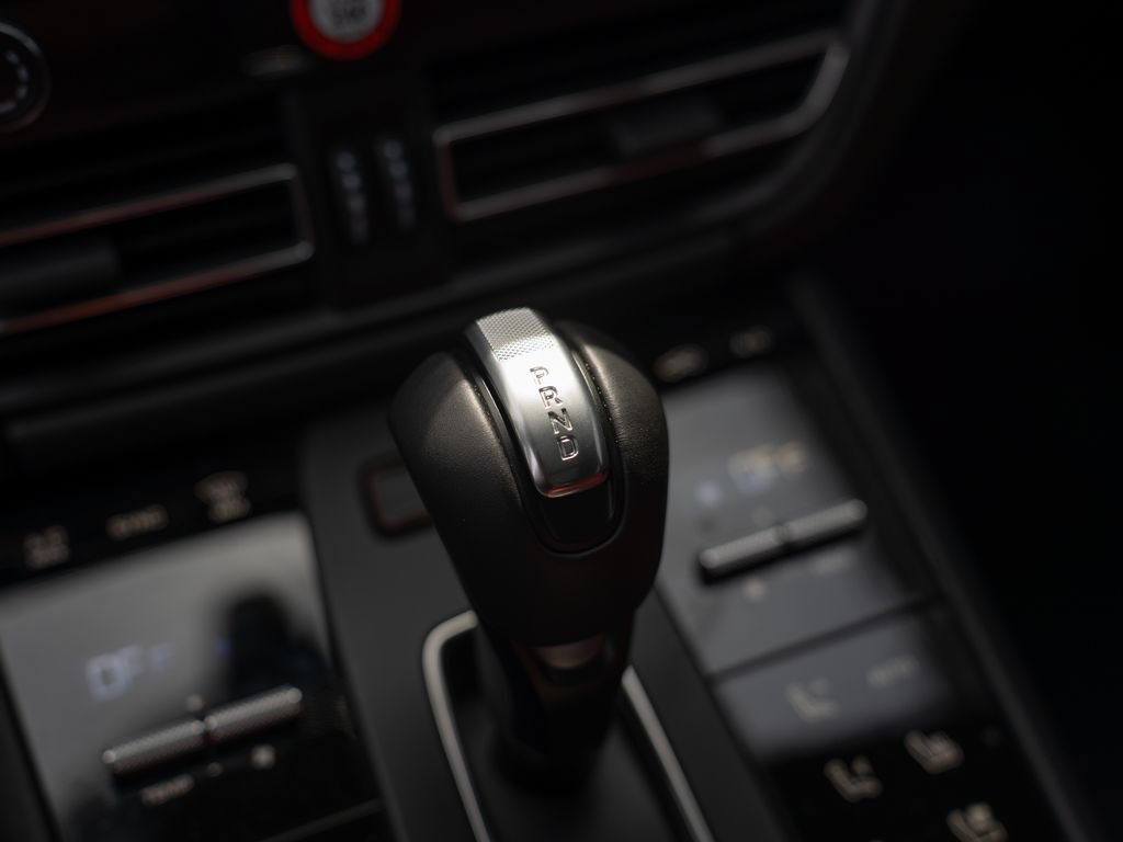 Certified 2025 Porsche Macan AWD/4WD image 27