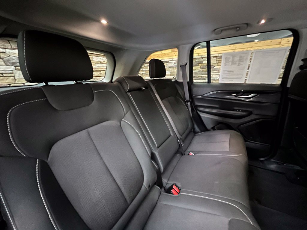 Used 2023 Jeep Grand Cherokee Laredo w/ Luxury Tech Group I AWD/4WD image 45