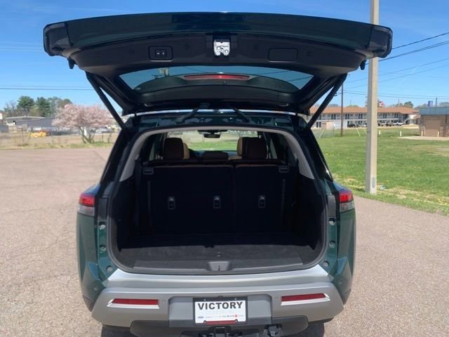 Used 2025 Nissan Pathfinder Platinum w/ Black Appearance Package image 29