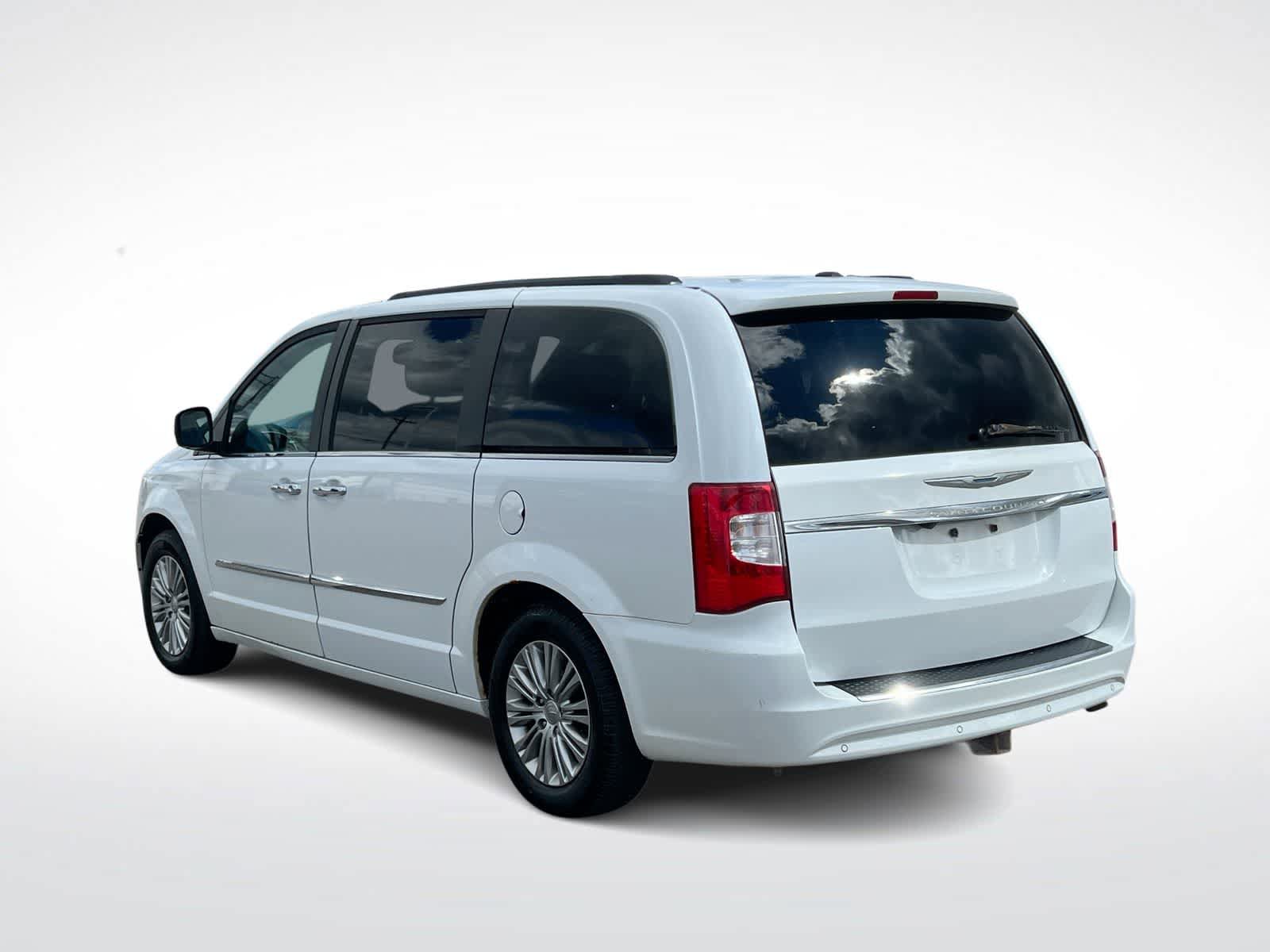 Used 2015 Chrysler Town & Country Touring-L w/ Driver Convenience Group FWD image 6