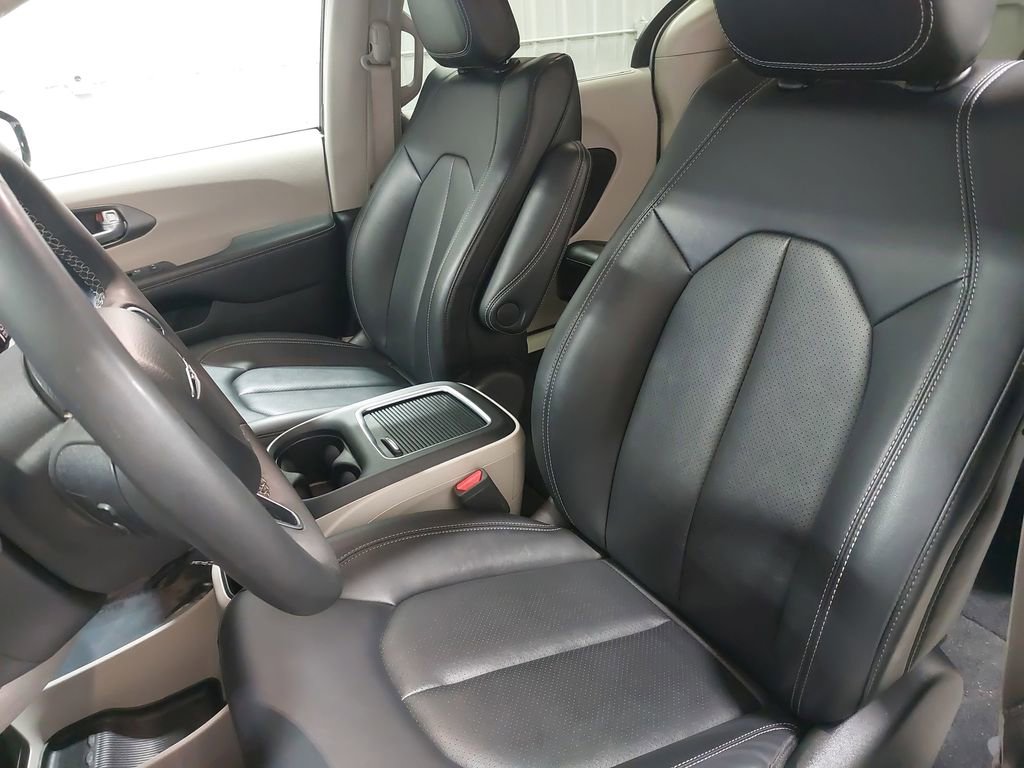 Used 2024 Chrysler Pacifica Touring-L image 15