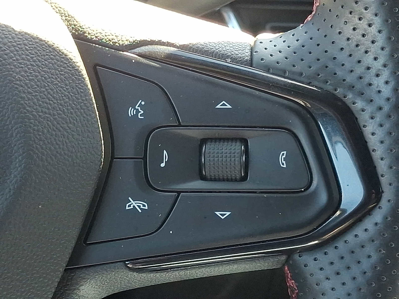 Used 2025 Chevrolet Trax RS w/ Driver Confidence Package image 24