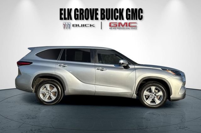 Used 2023 Toyota Highlander LE image 3