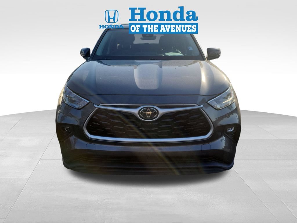 Used 2020 Toyota Highlander XLE w/ Preferred Accessory Package FWD image 2