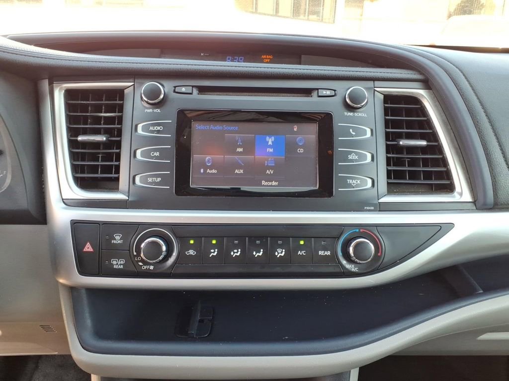 Used 2014 Toyota Highlander LE AWD/4WD image 11
