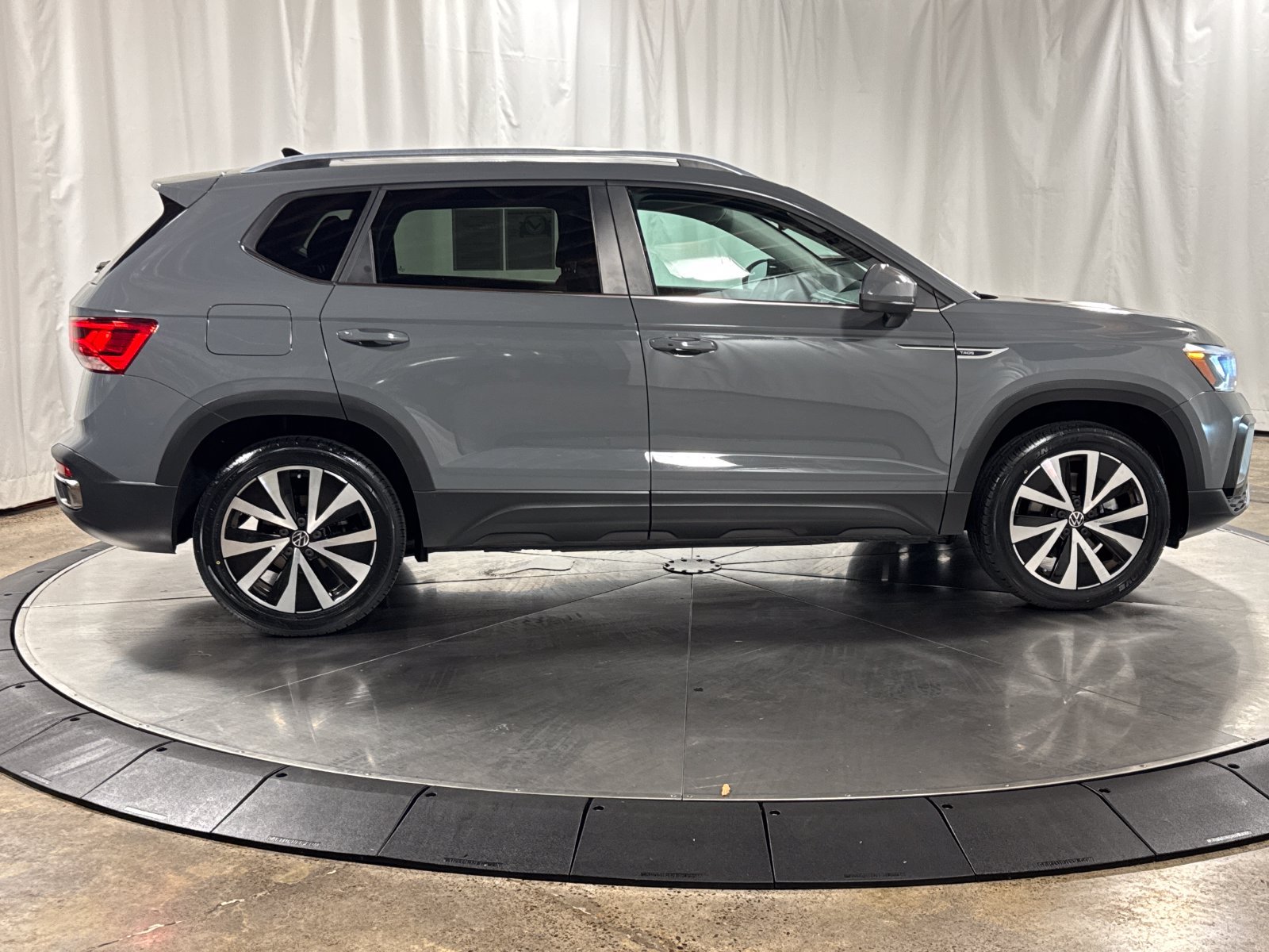 Used 2023 Volkswagen Taos SE w/ Panoramic Sunroof Package AWD/4WD image 6