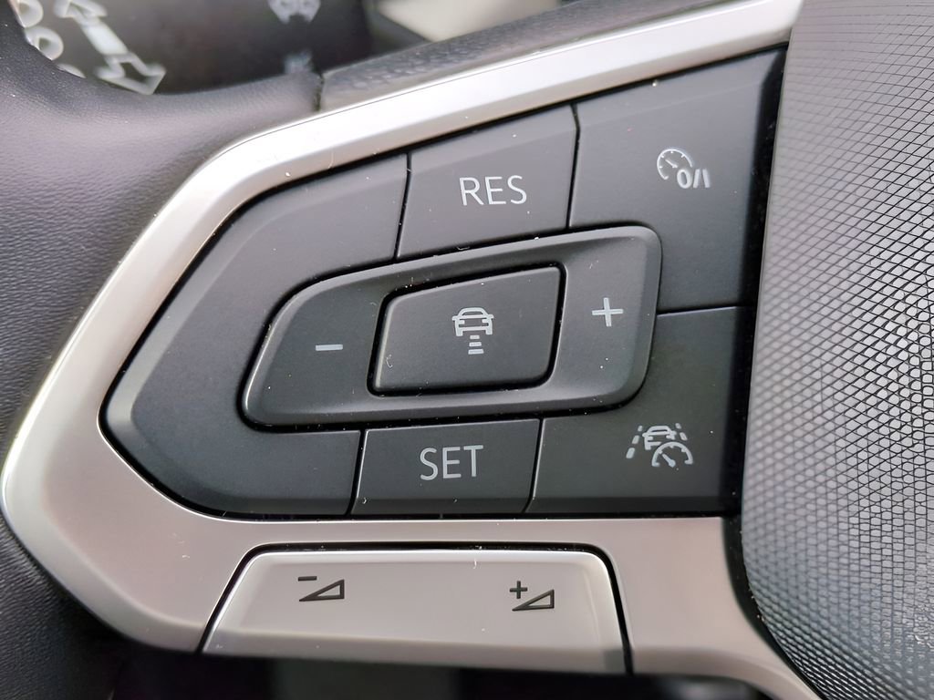 Used 2024 Volkswagen Taos SE image 25