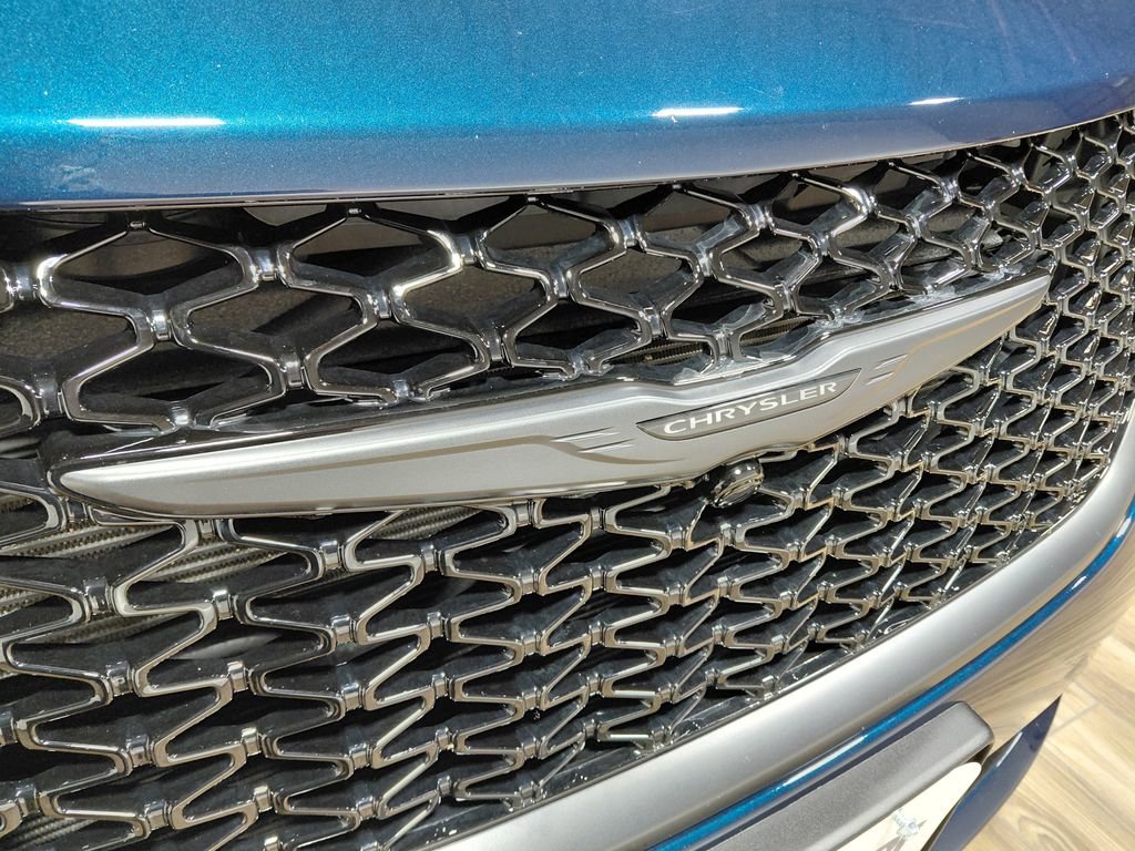 Used 2025 Chrysler Pacifica Limited w/ Trailer Tow Group AWD/4WD image 31