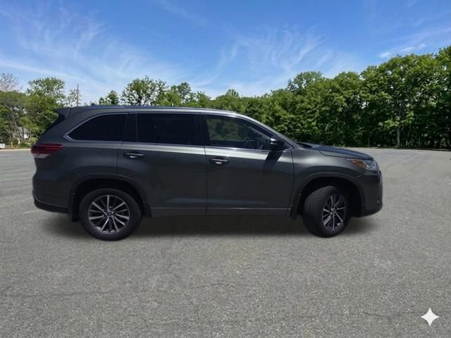 Used 2017 Toyota Highlander XLE w/ Carpet Mat Package AWD/4WD image 7