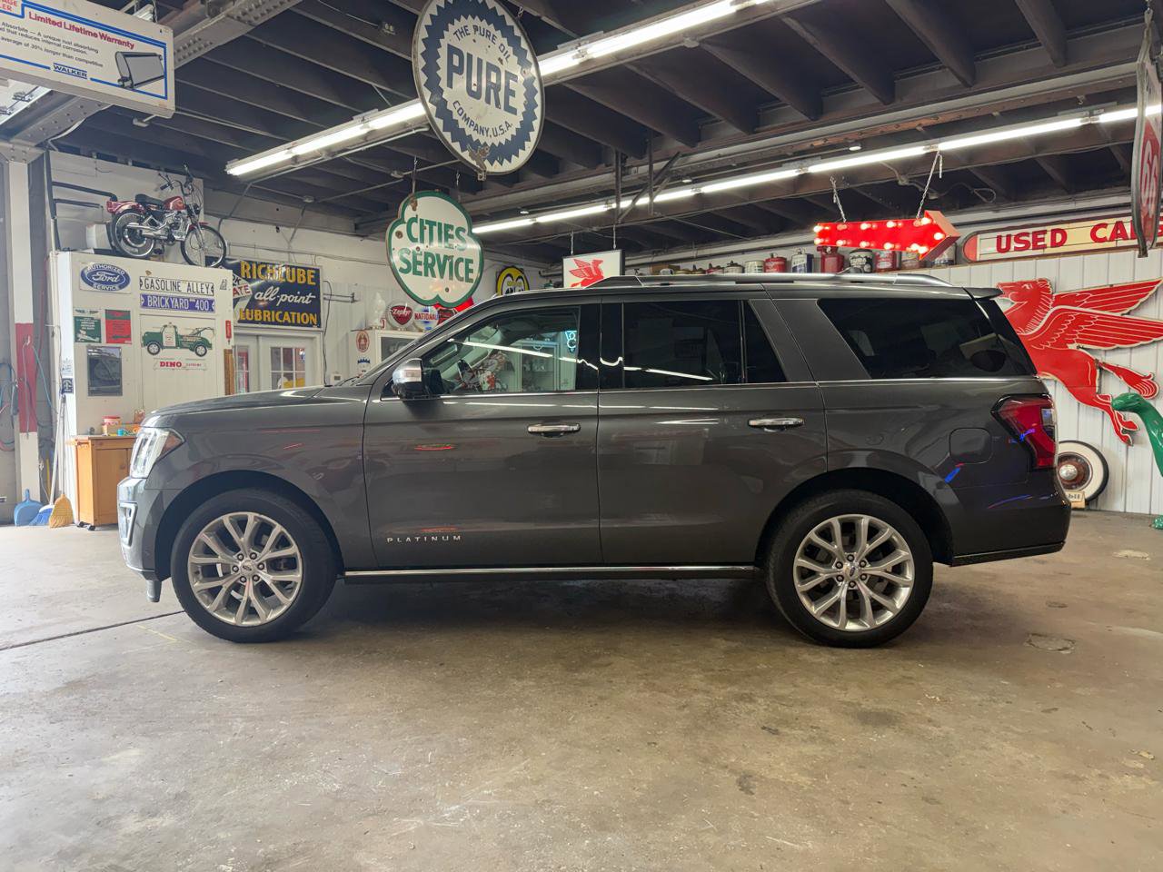 Used 2019 Ford Expedition Platinum AWD/4WD image 2