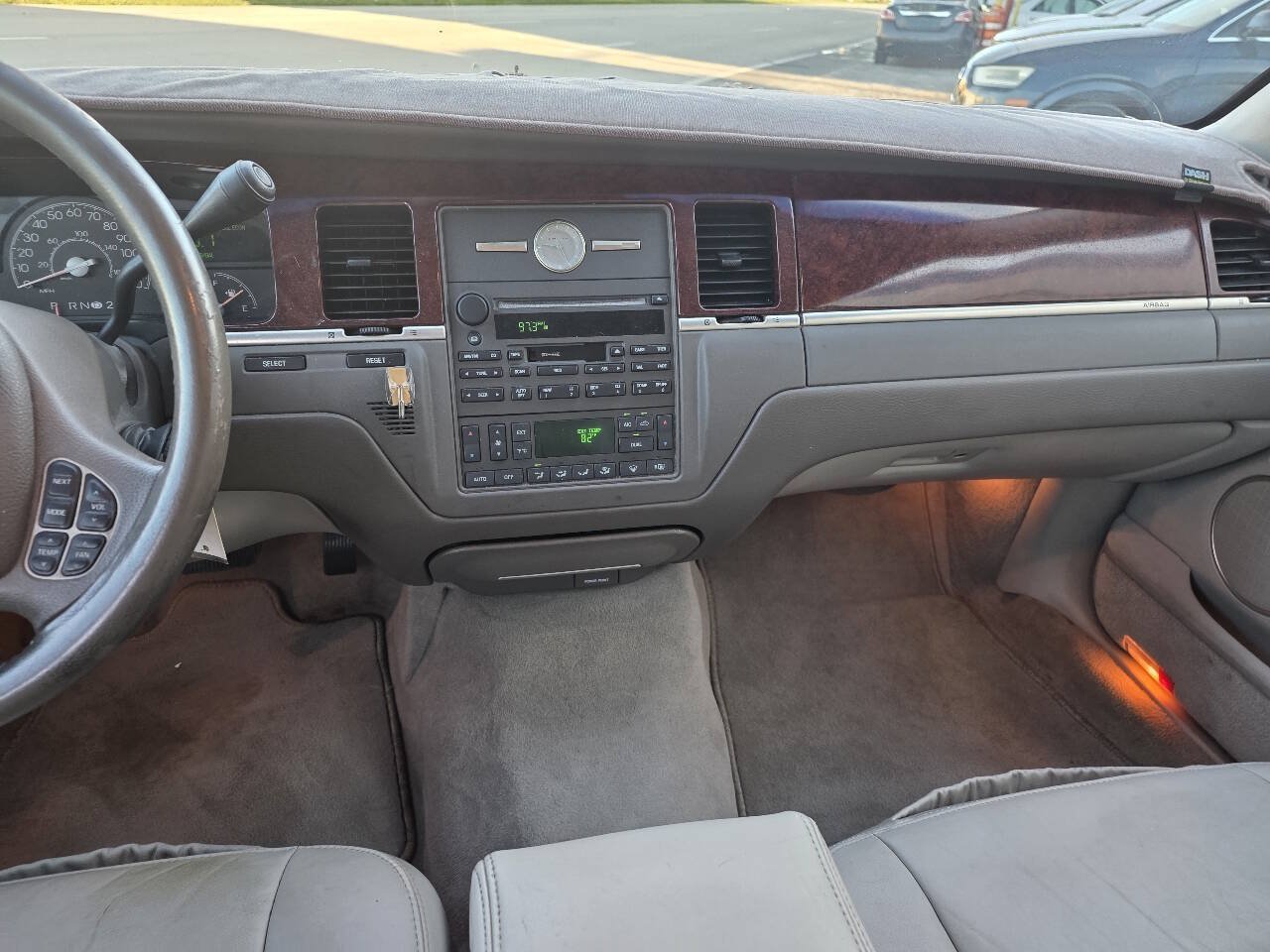 Used 2003 Lincoln Town Car Executive RWD image 6