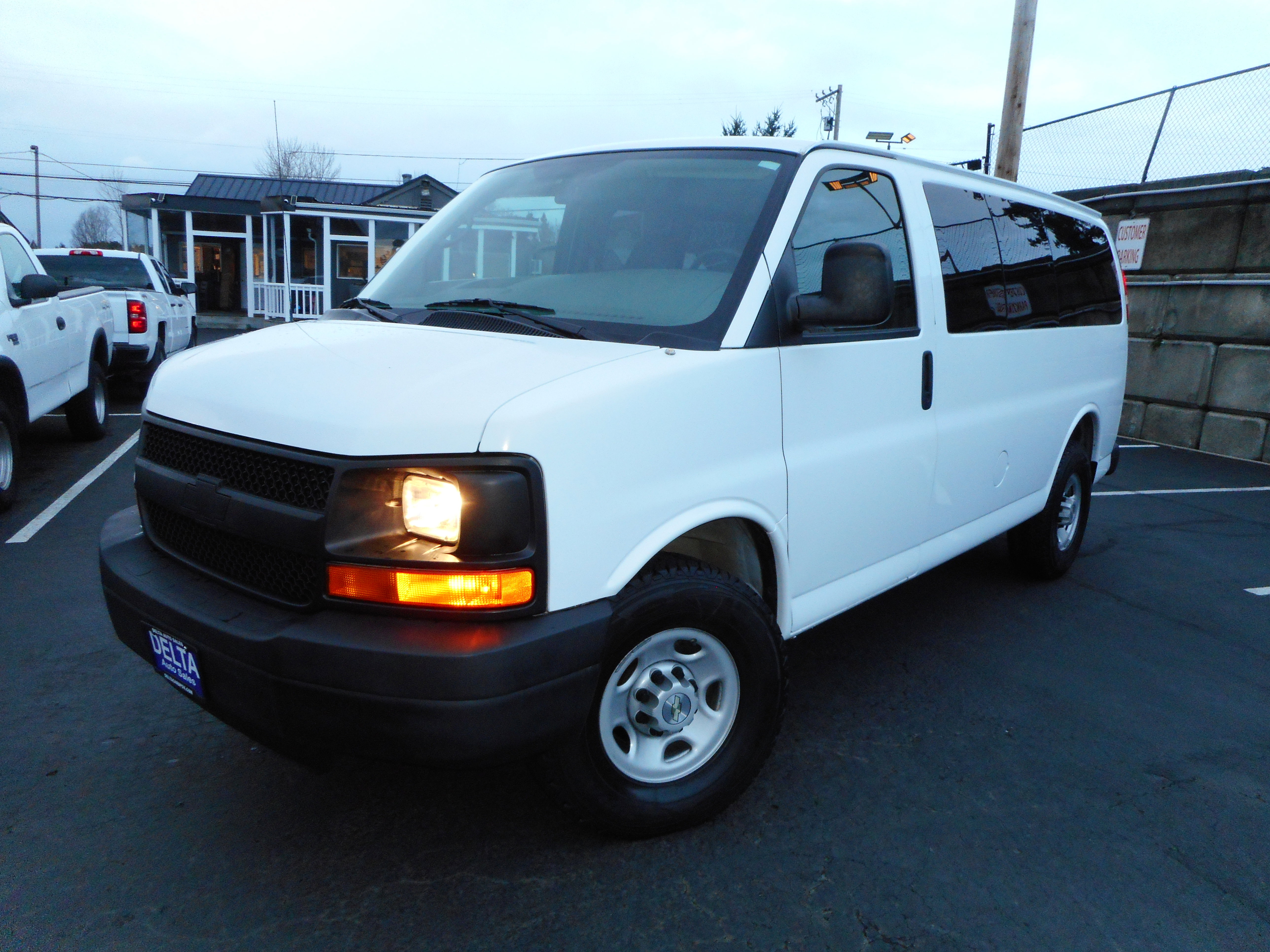 Used 2008 Chevrolet Express 3500 Passenger image 3