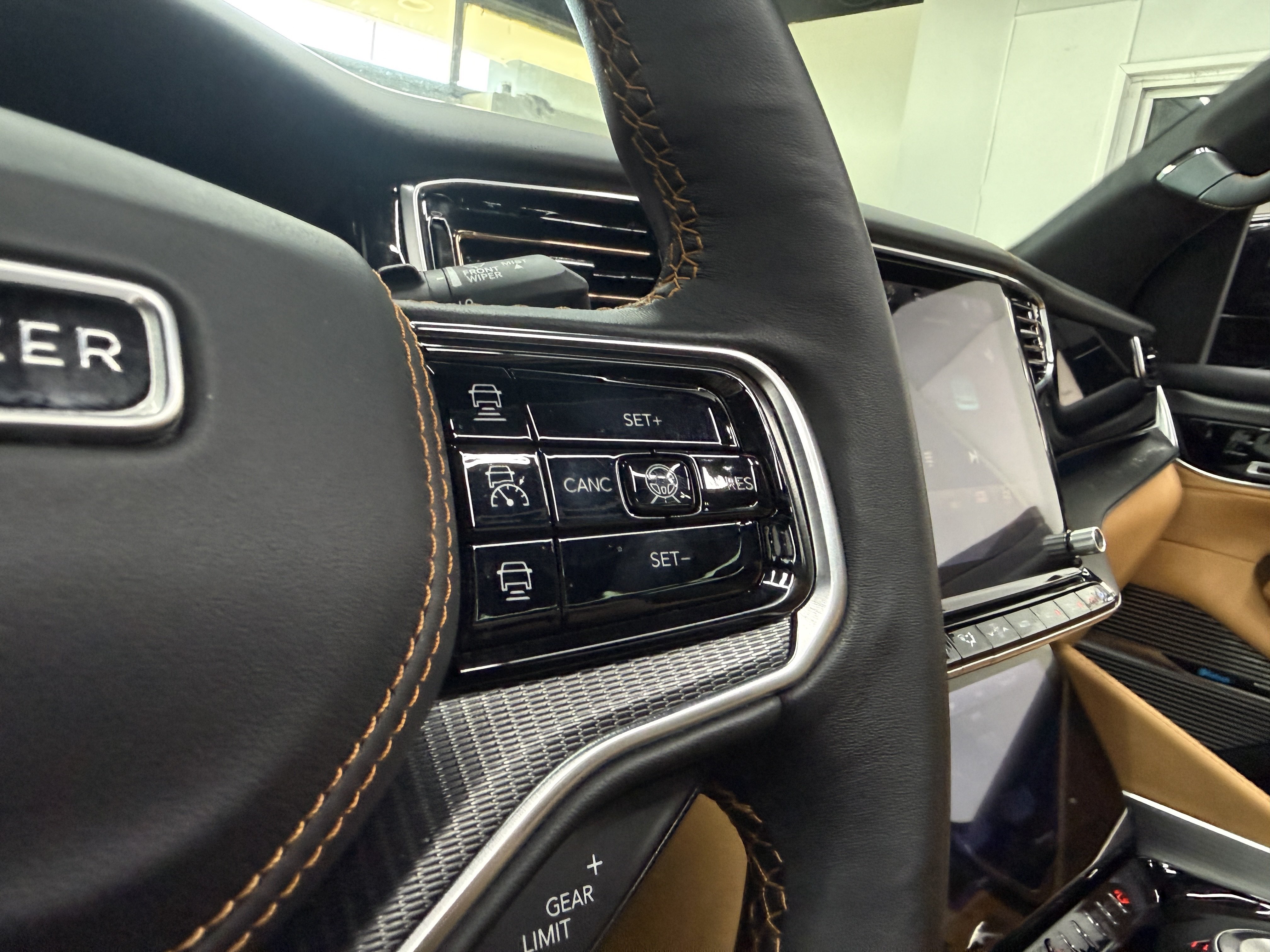 Used 2024 Jeep Grand Wagoneer Series III w/ Rear-Seat Entertainment Group AWD/4WD image 17