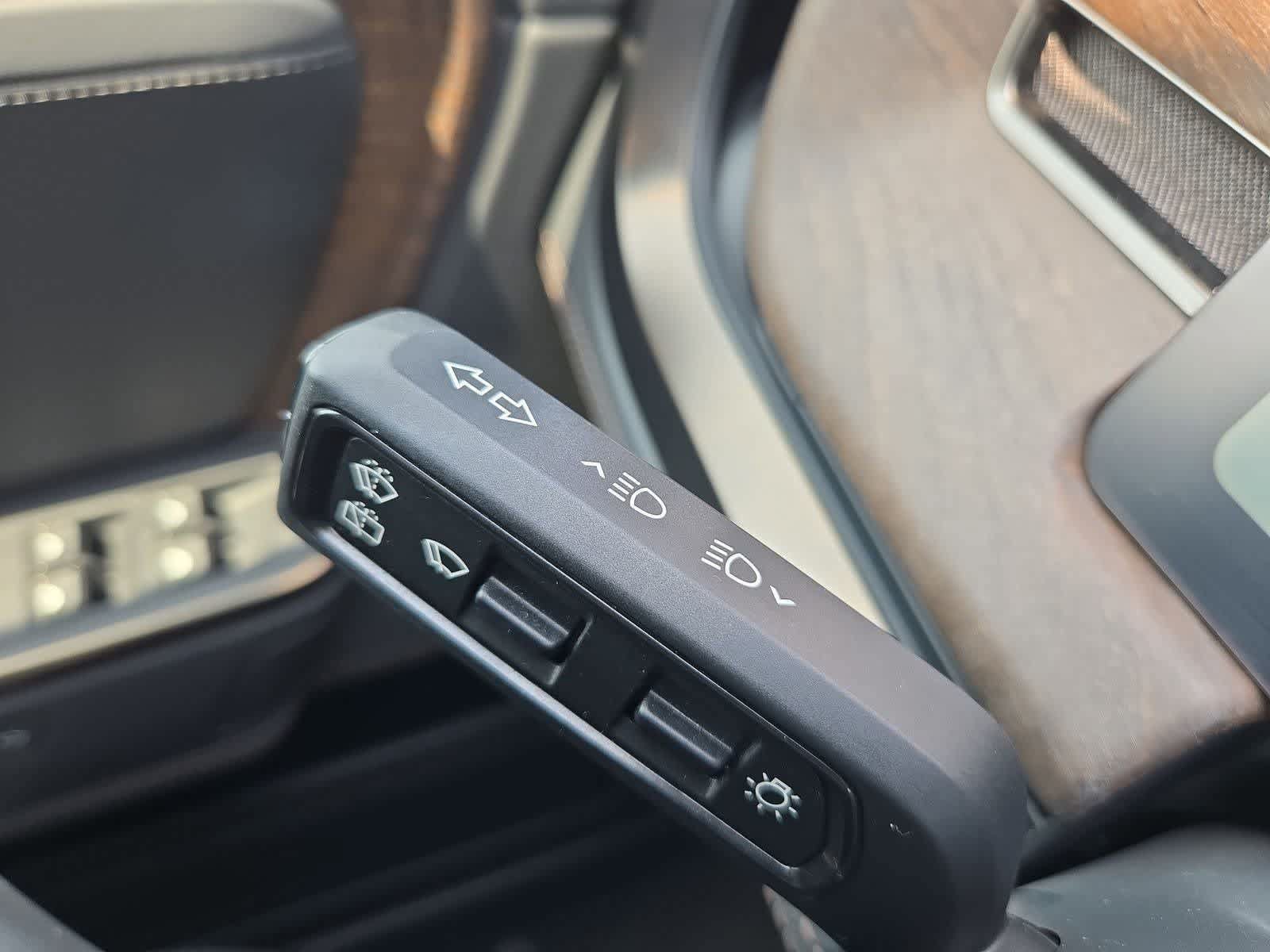 Used 2025 Rivian R1S Premium AWD/4WD image 26