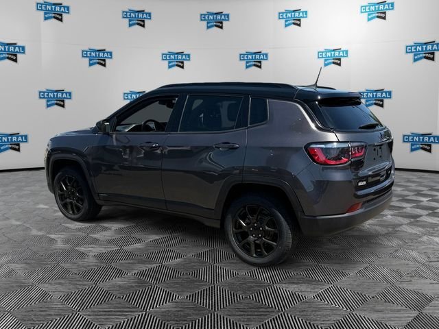 Used 2022 Jeep Compass Latitude w/ Sun and Sound Group AWD/4WD image 3