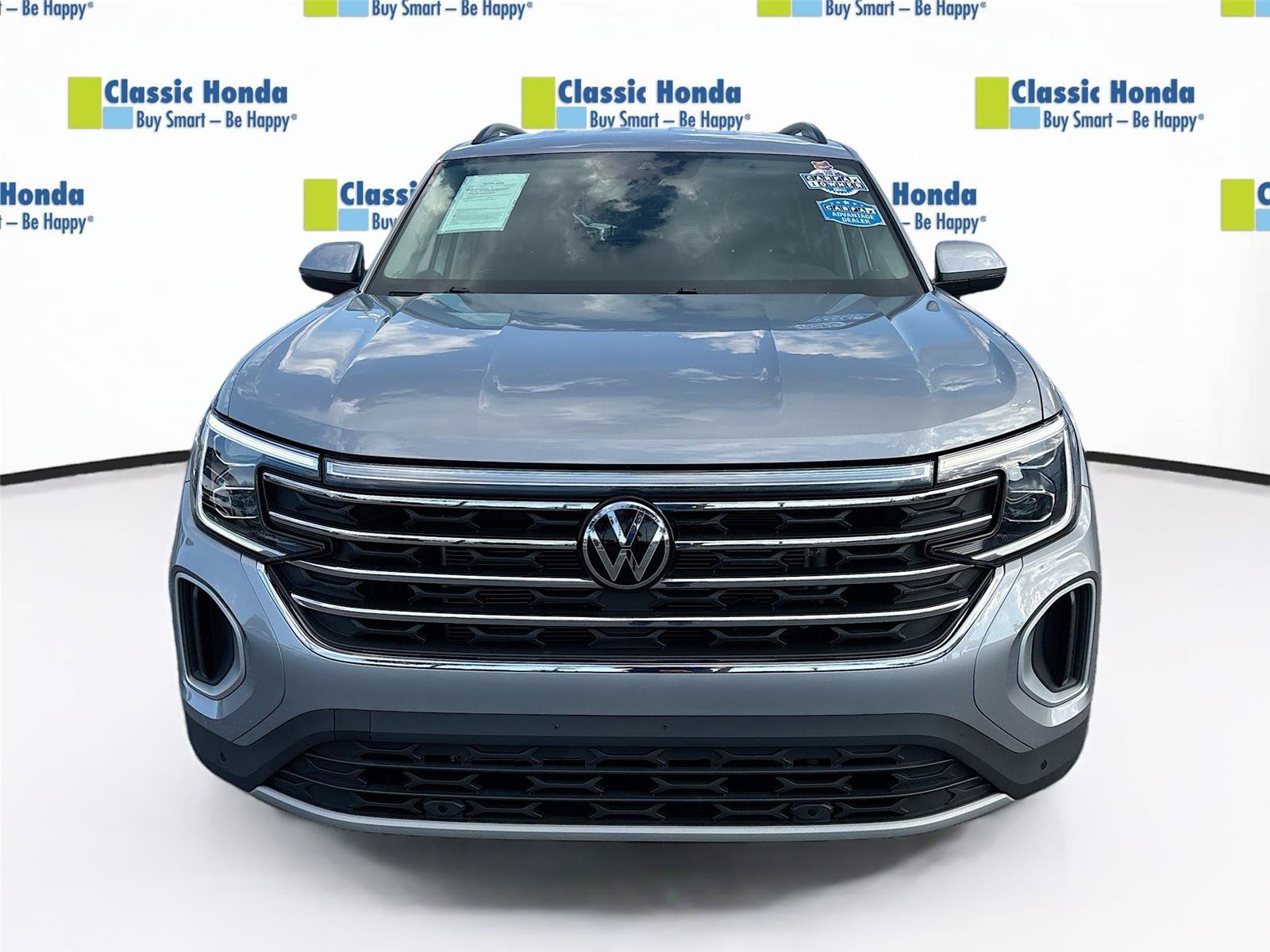 Used 2025 Volkswagen Atlas SE FWD image 2