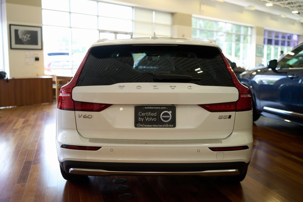 Certified 2025 Volvo V60 B5 Cross Country Plus image 5