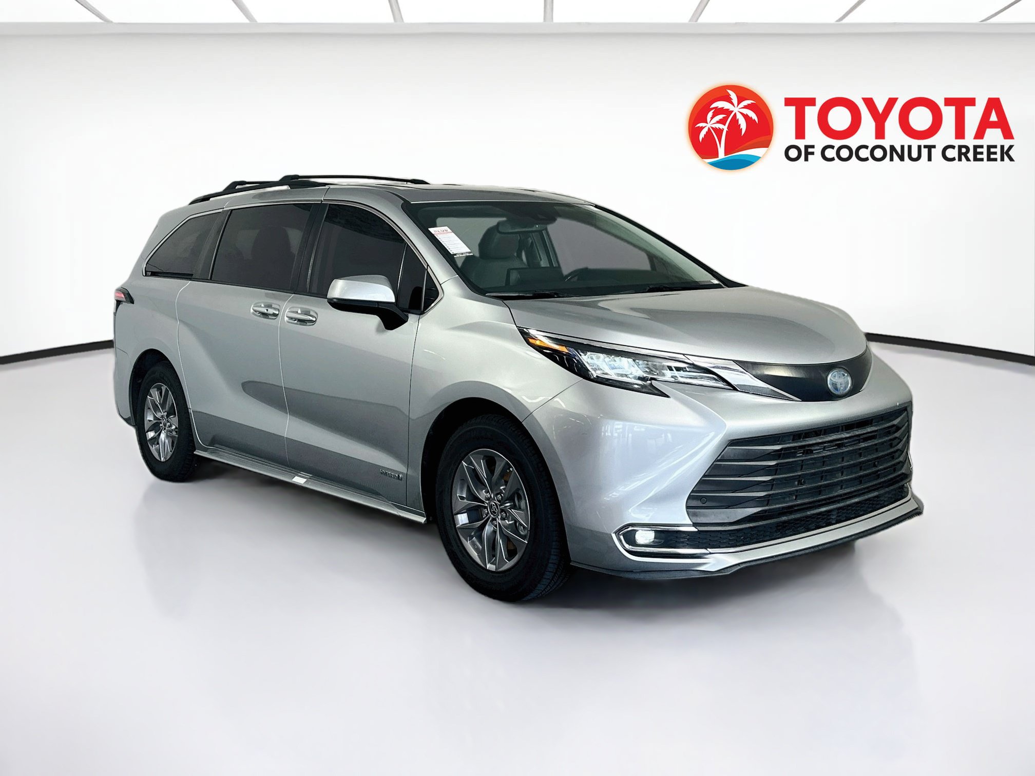 Used 2021 Toyota Sienna XLE FWD image 1