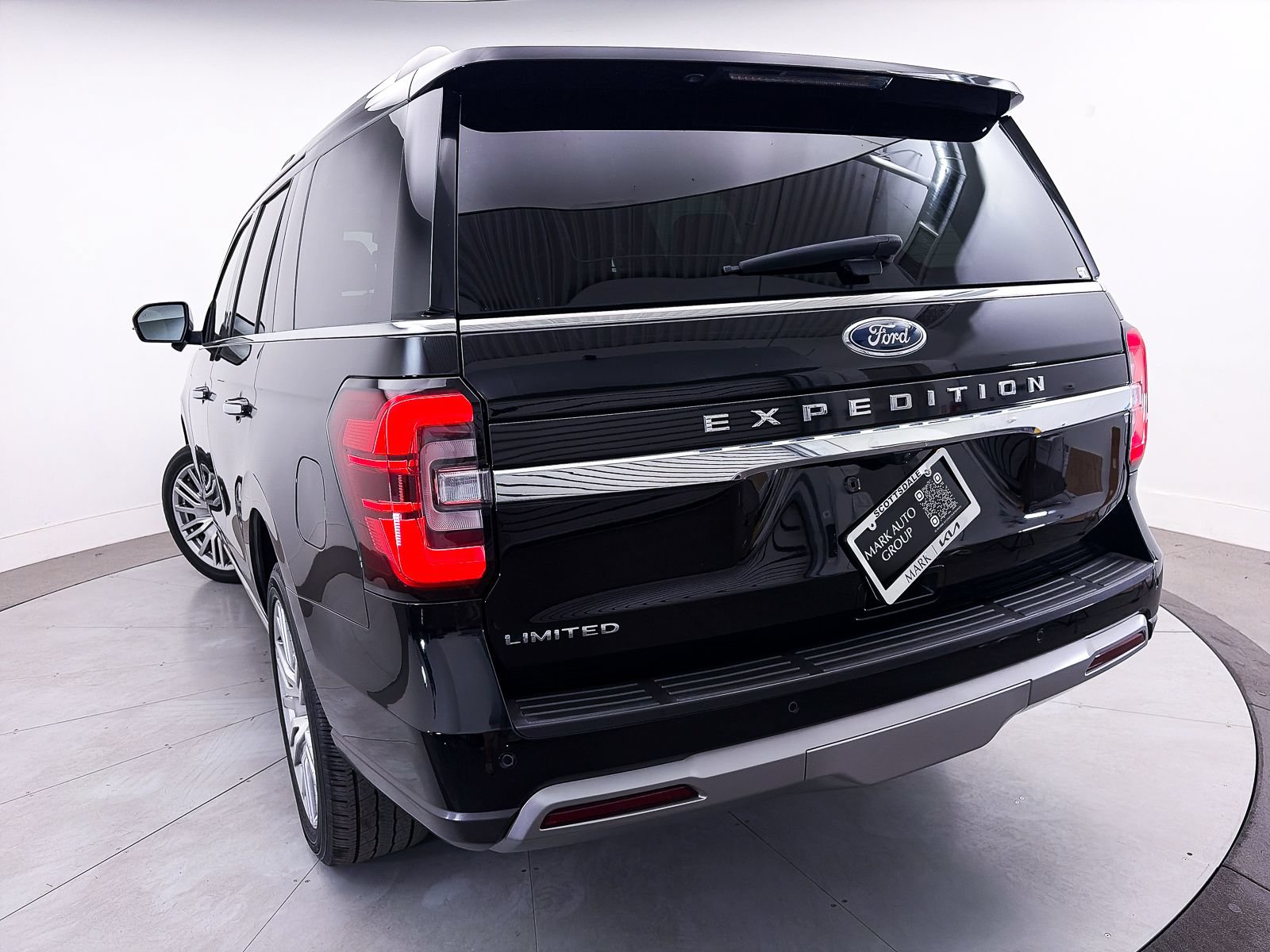 Used 2023 Ford Expedition Limited AWD/4WD image 5