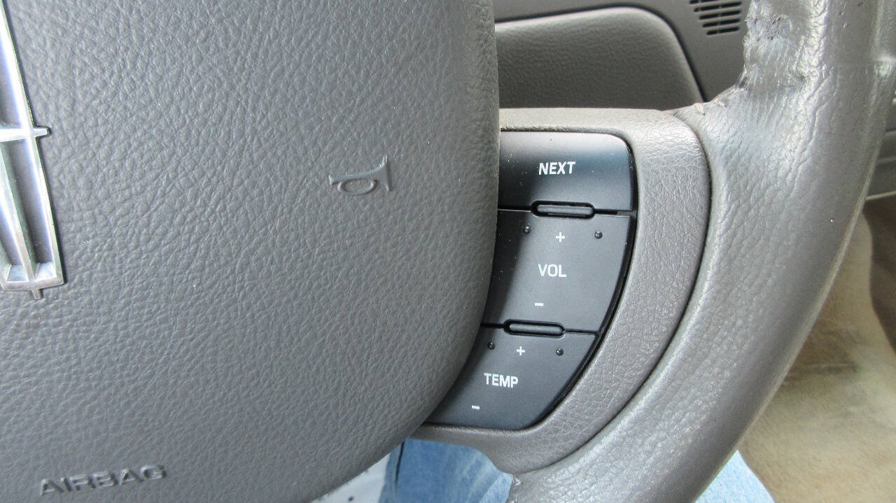 Used 2007 Lincoln Town Car Signature RWD image 32