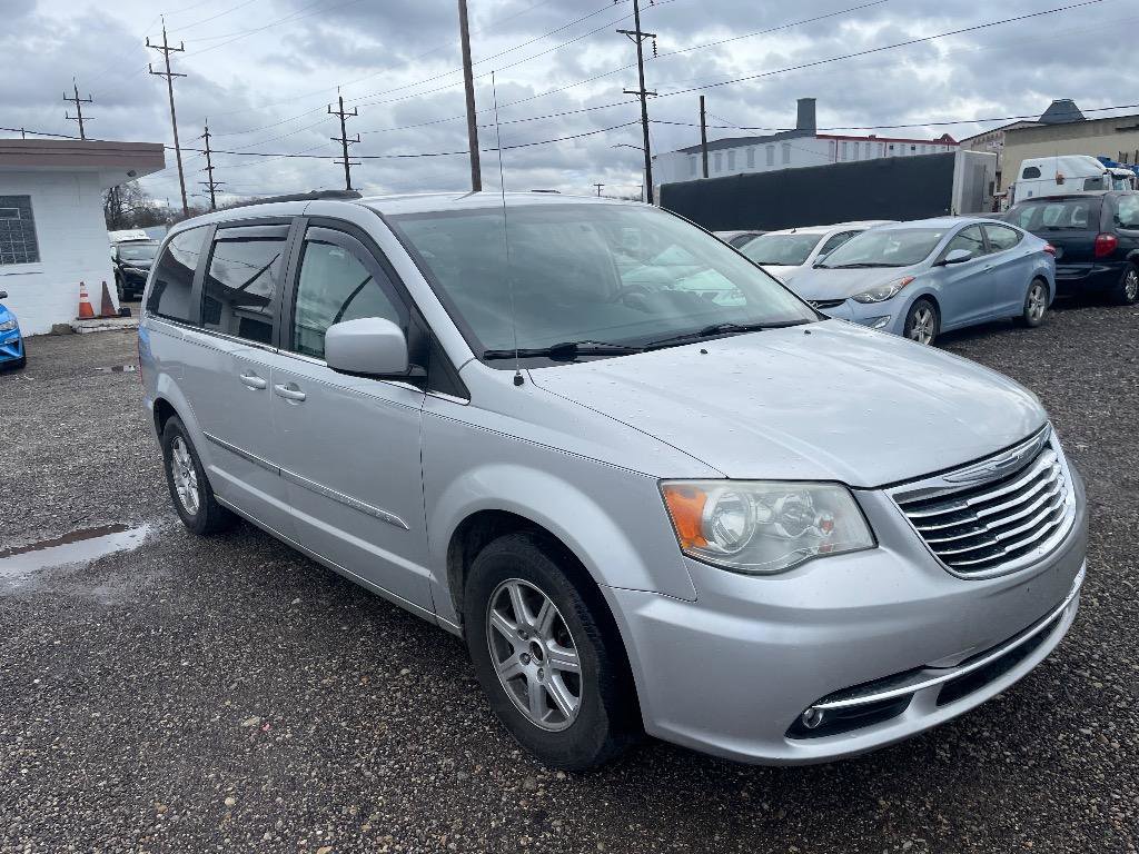 Used 2011 Chrysler Town & Country Touring image 3