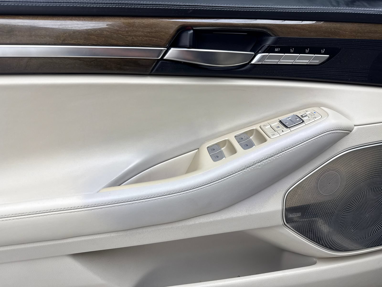 Used 2019 Genesis G90 3.3T Premium RWD image 34