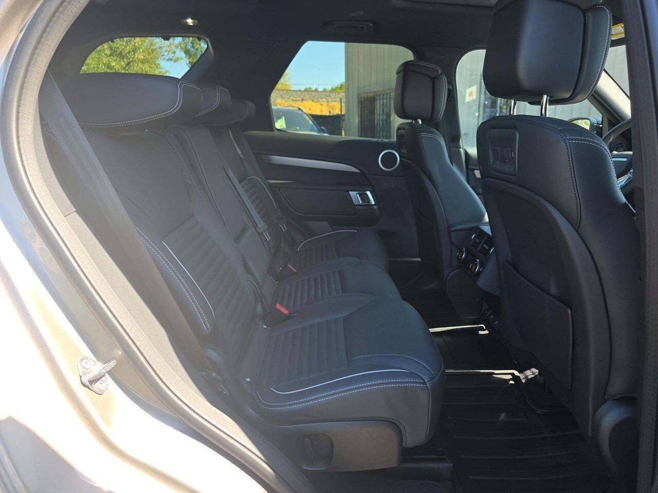 Used 2024 Land Rover Discovery Dynamic SE AWD/4WD image 48