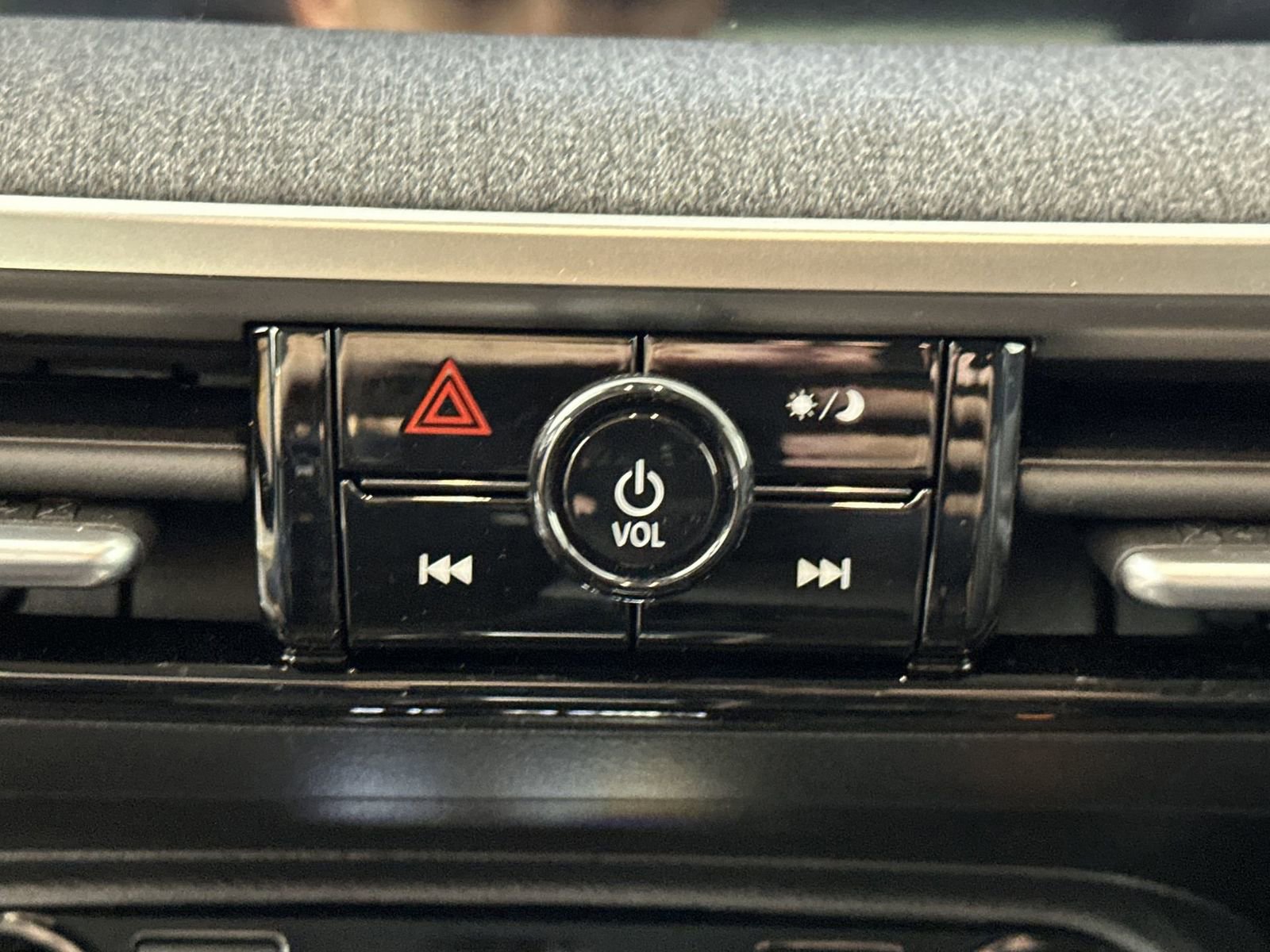 New 2026 Nissan Kicks SV w/ SV Premium Package FWD image 18