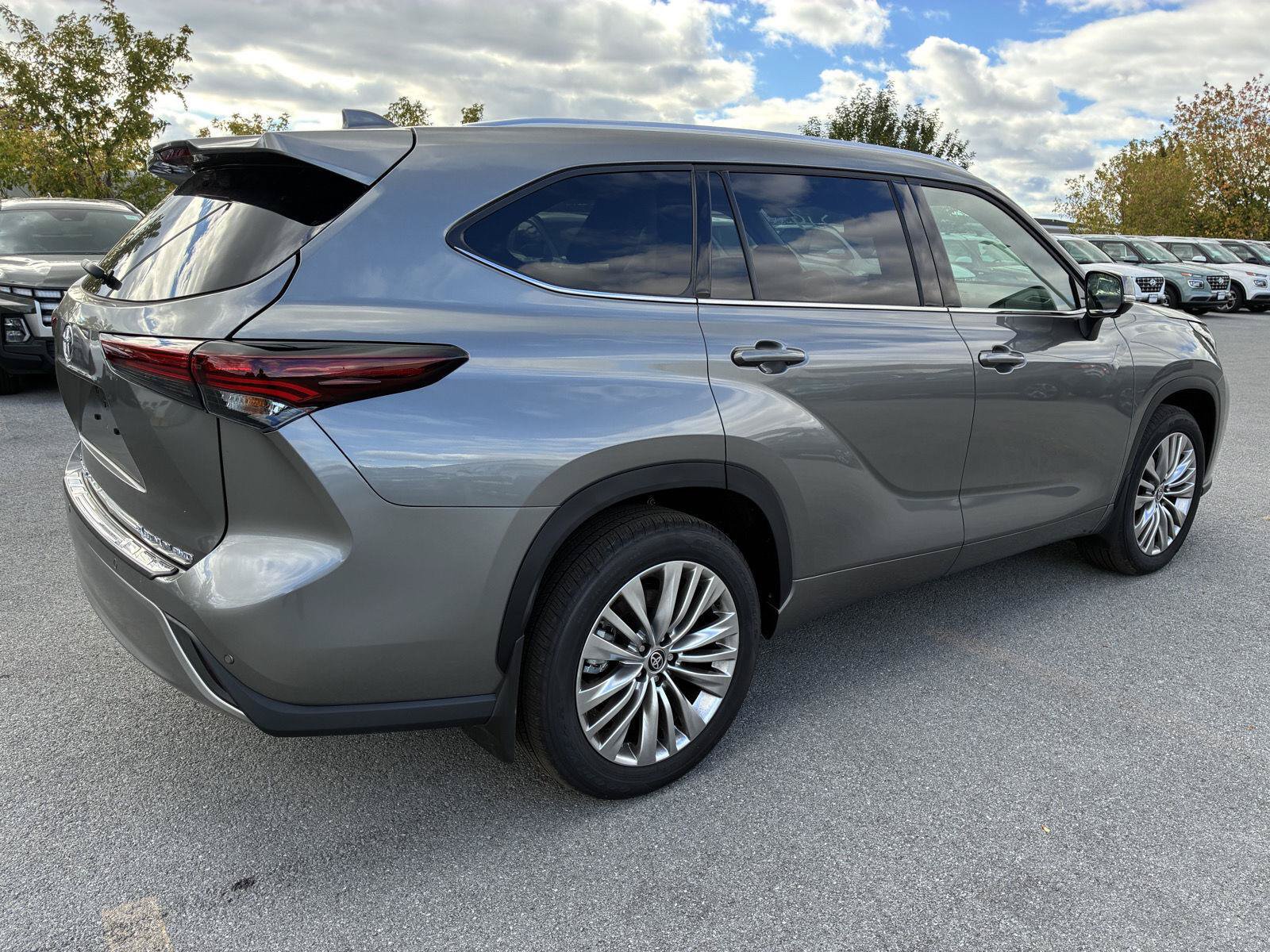 Used 2026 Toyota Highlander Limited AWD/4WD image 8