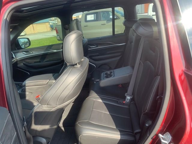 Used 2025 Jeep Grand Cherokee Limited w/ Luxury Tech Group II image 24
