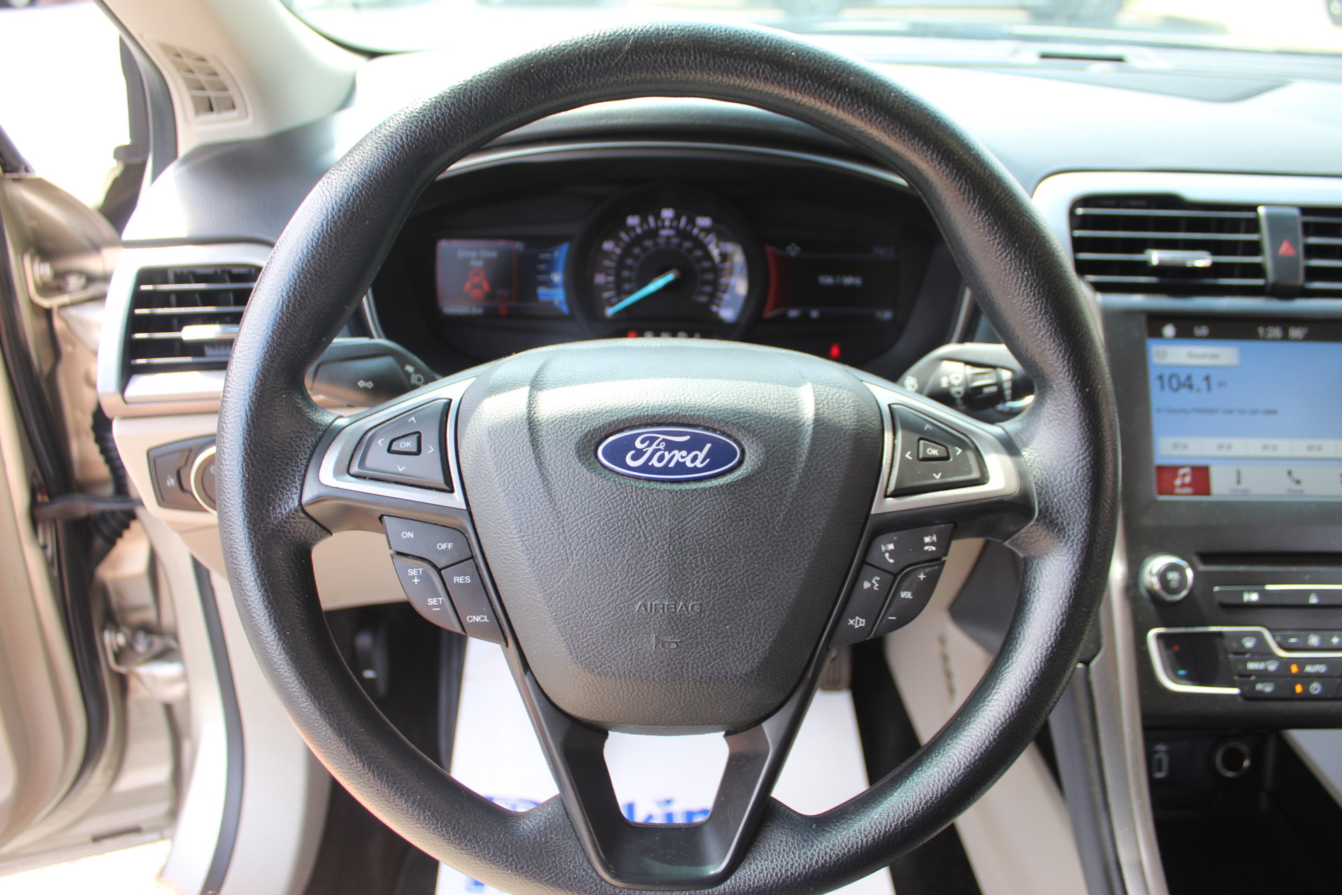 Used 2018 Ford Fusion SE w/ Fusion SE Technology Package image 15