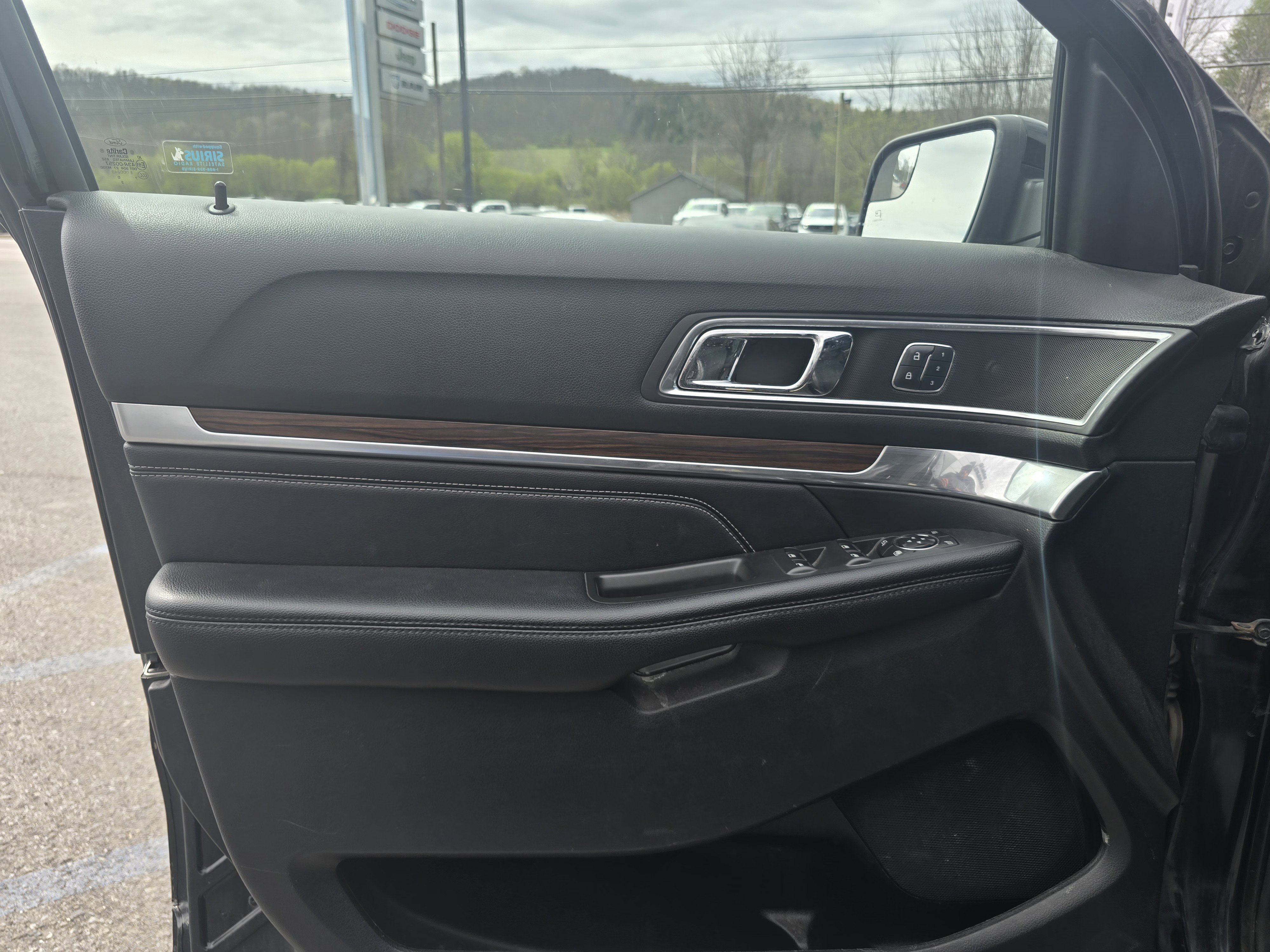 Used 2017 Ford Explorer Limited image 15