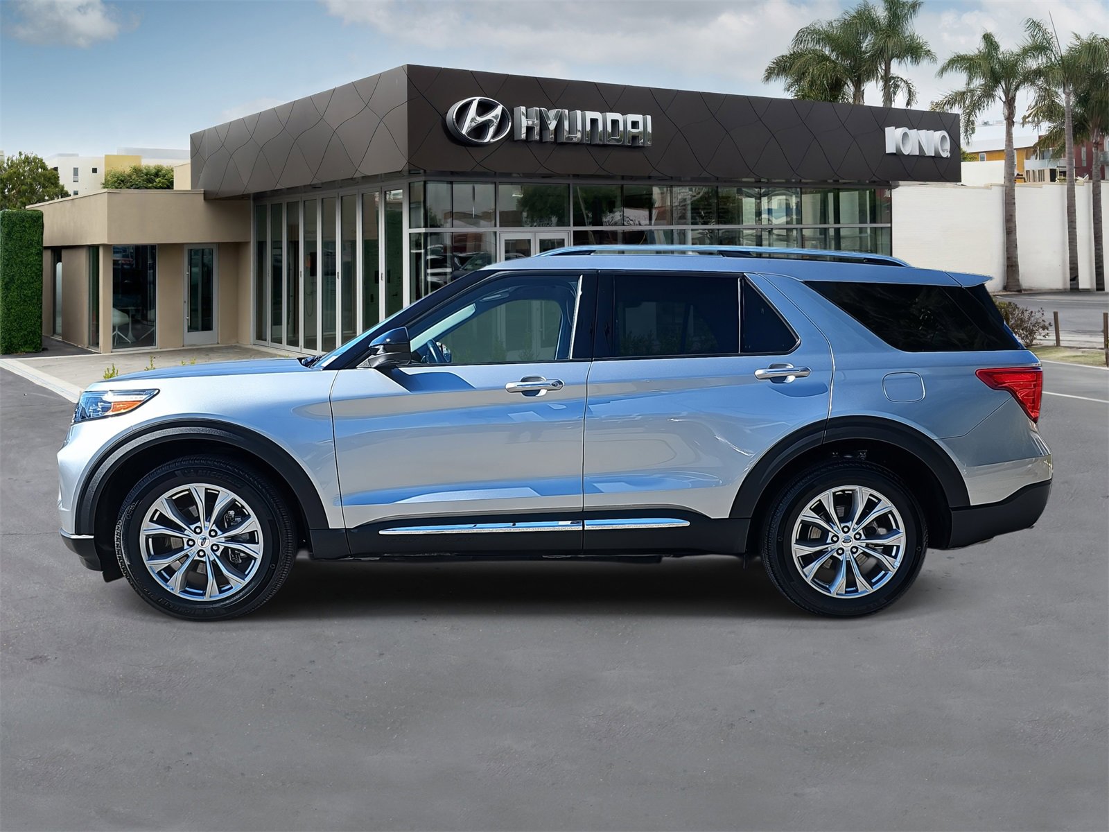 Used 2023 Ford Explorer Limited image 6