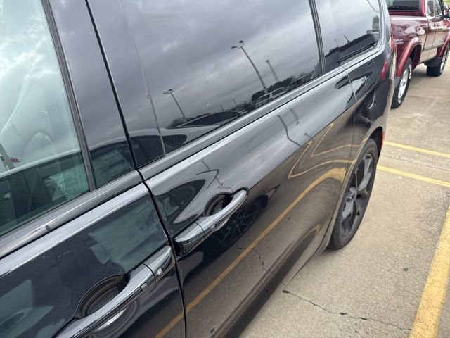 Used 2025 Chrysler Pacifica Limited image 38