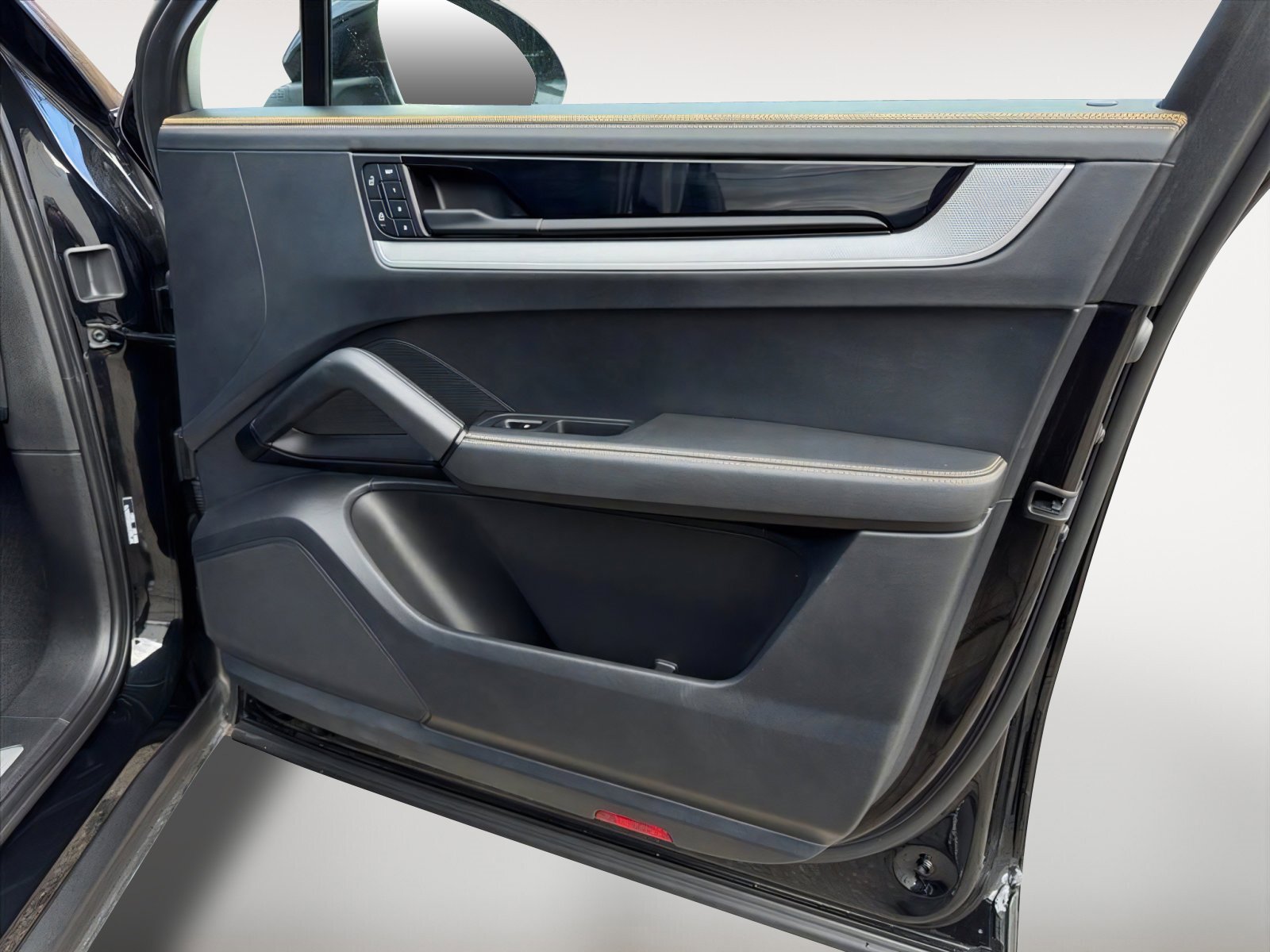 Used 2024 Porsche Cayenne Coupe image 21