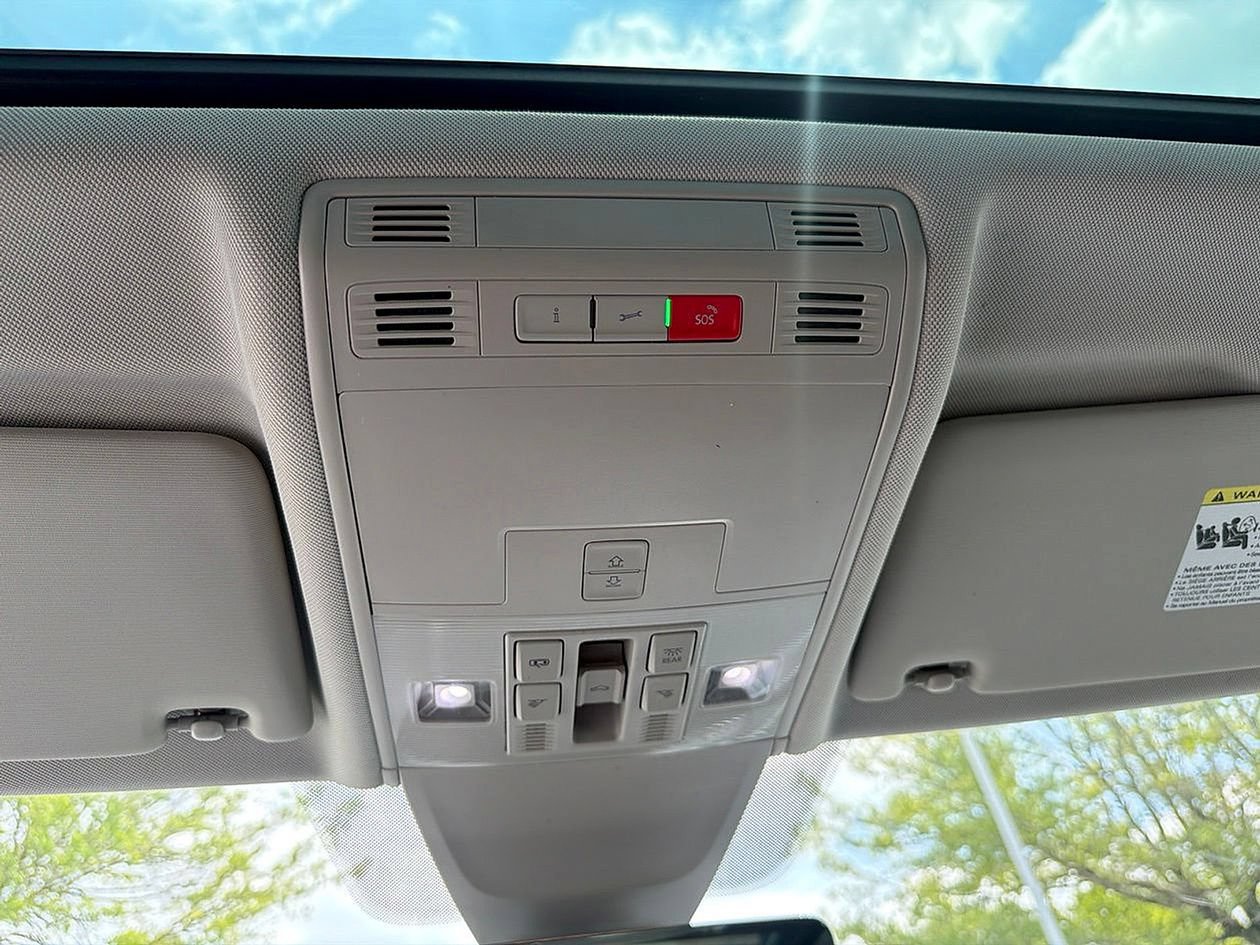Used 2023 Volkswagen Tiguan SE w/ Panoramic Sunroof Package FWD image 25
