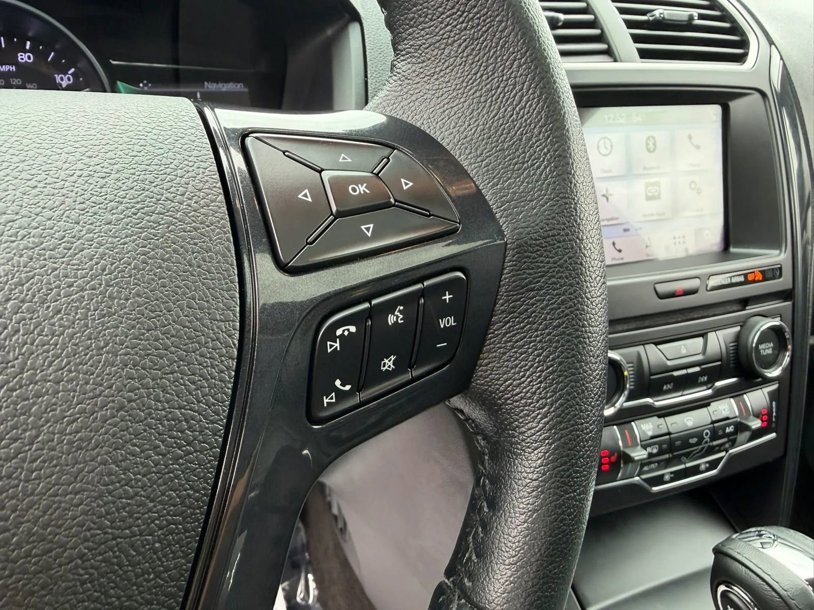 Used 2018 Ford Explorer XLT w/ Equipment Group 202A AWD/4WD image 22