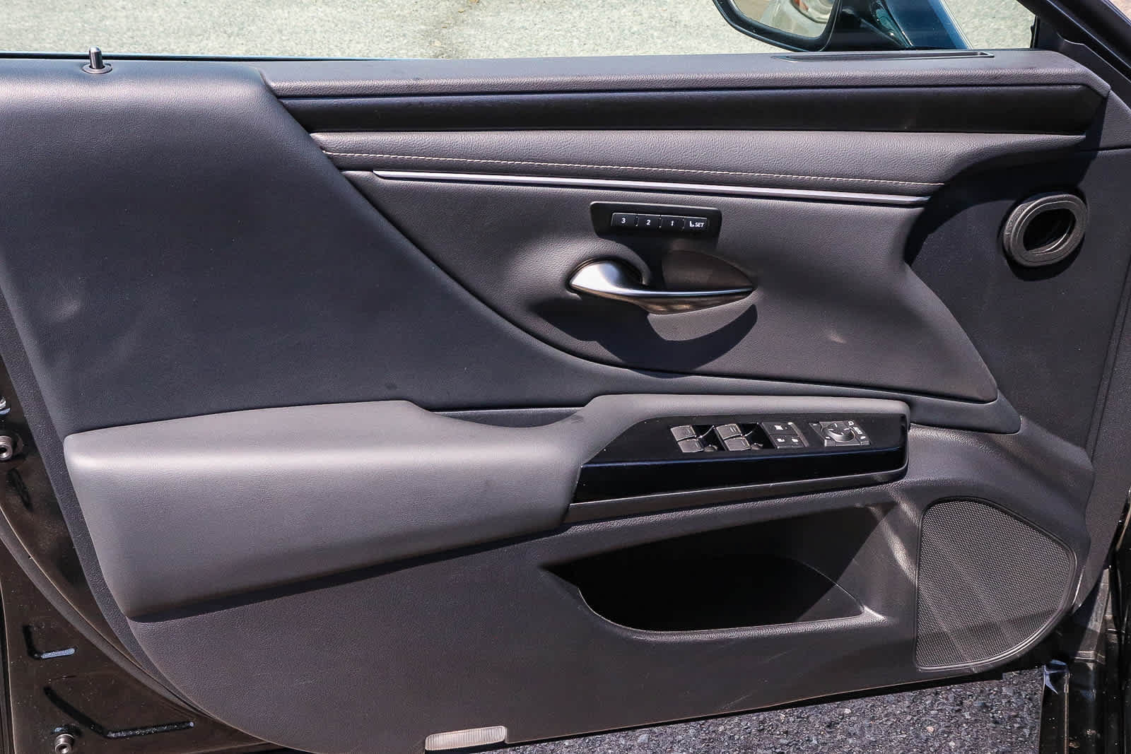 Used 2025 Lexus ES 300h w/ Premium Package FWD image 30