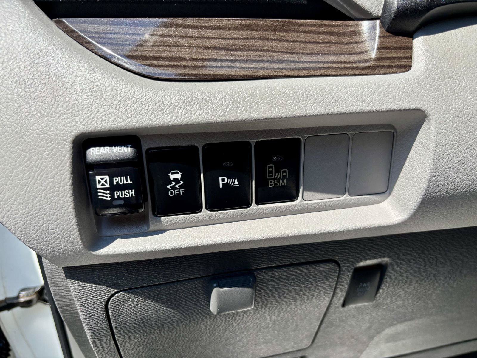 Used 2017 Toyota Sienna XLE w/ XLE Navigation Package FWD image 23