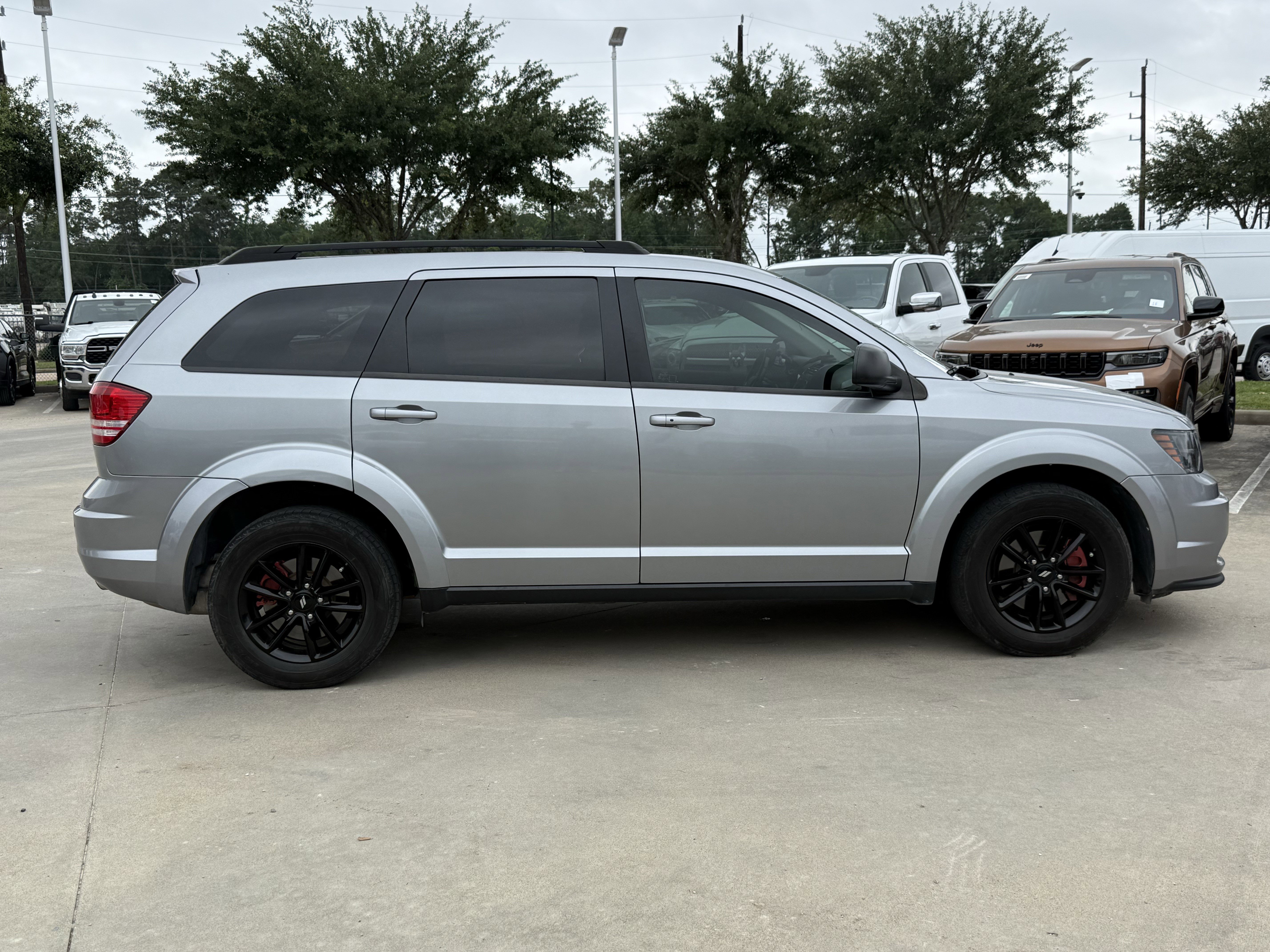 Used 2020 Dodge Journey SE w/ SE Popular Equipment Group FWD image 3