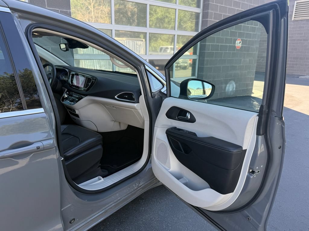 Used 2023 Chrysler Pacifica Touring-L FWD image 43