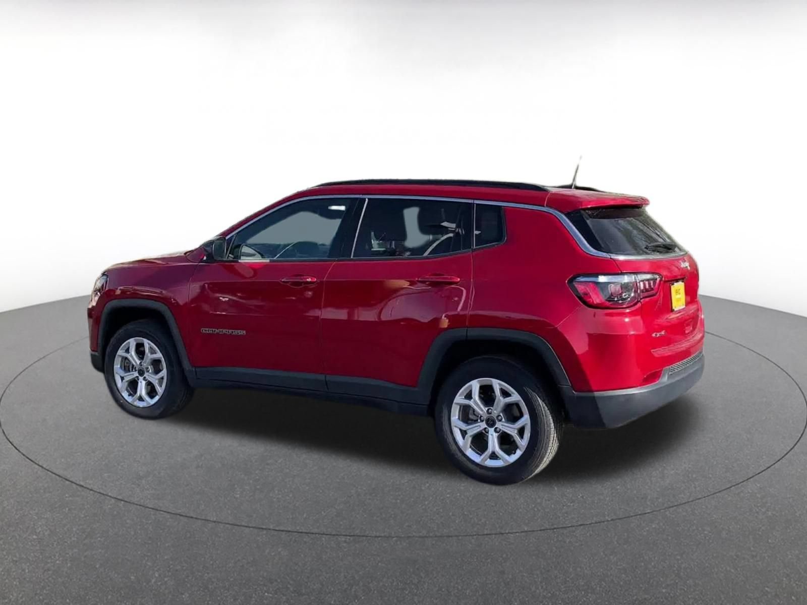 Used 2025 Jeep Compass Latitude AWD/4WD image 10