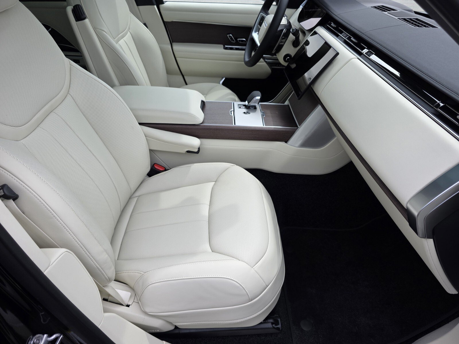New 2026 Land Rover Range Rover Long Wheelbase SE AWD/4WD image 3