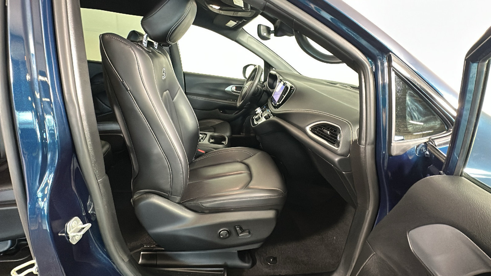 Used 2023 Chrysler Pacifica Touring-L w/ Uconnect Theater Family Group FWD image 34