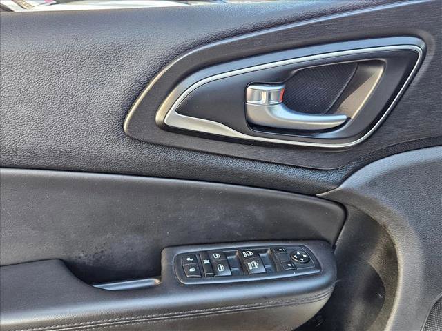Used 2017 Chrysler 200 Limited Platinum image 10