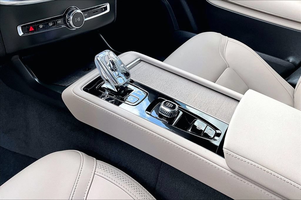 Certified 2026 Volvo XC90 B6 Plus AWD/4WD image 17
