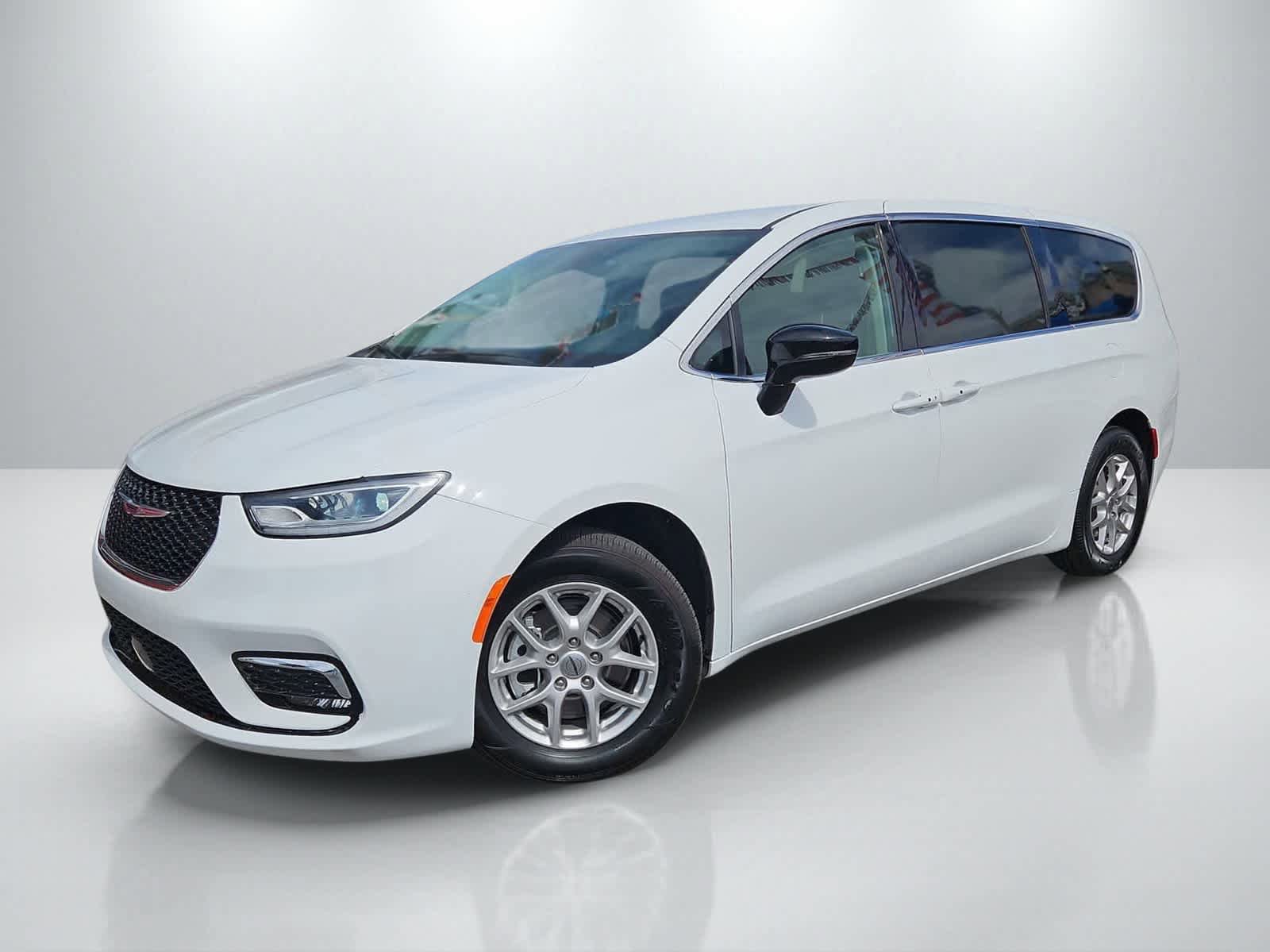 Used 2024 Chrysler Pacifica Touring-L FWD image 2