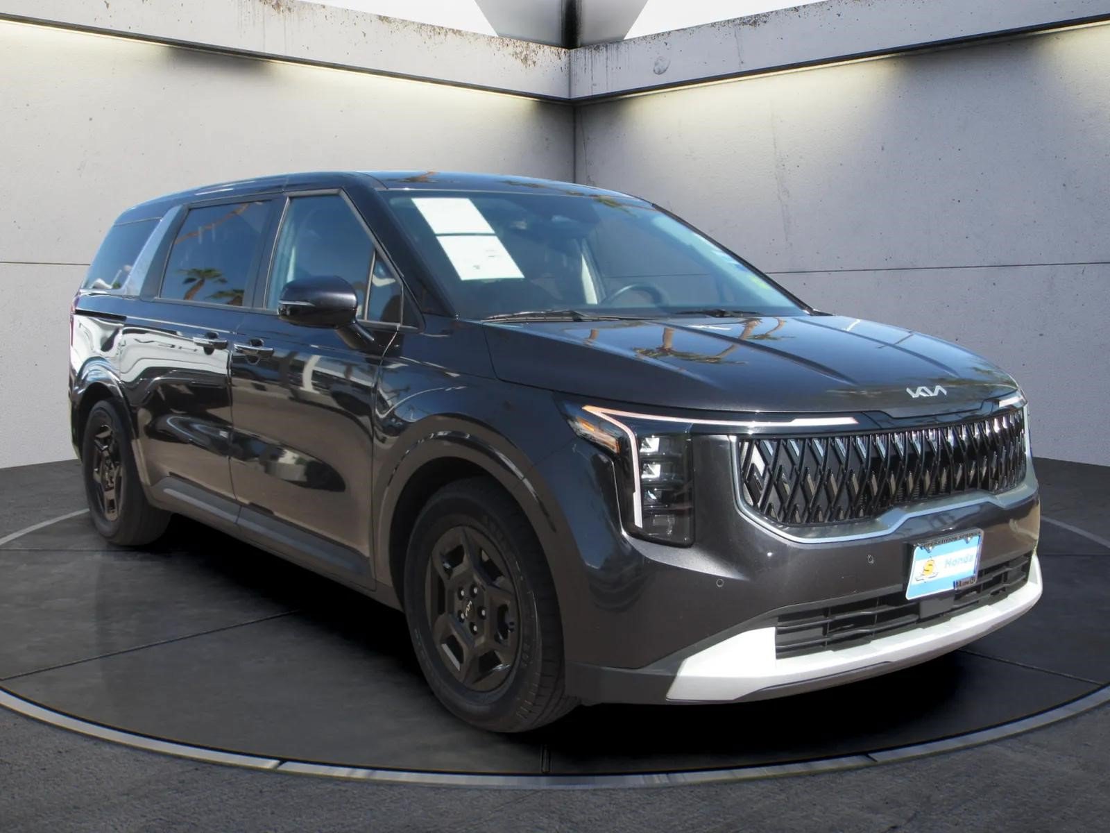Used 2025 Kia Carnival FWD image 3
