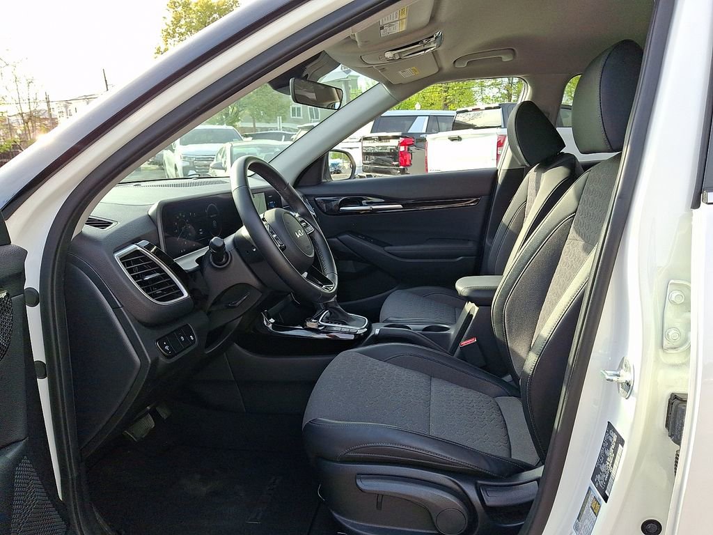 Used 2024 Kia Seltos S AWD/4WD image 13